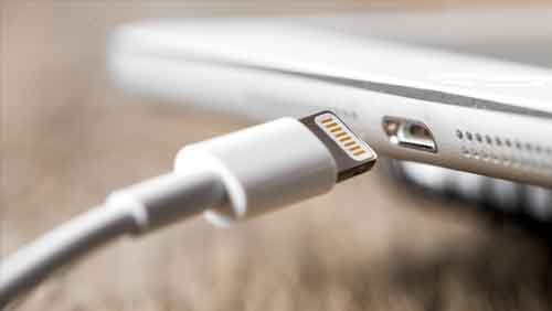 Immagine di un cavo della batteria- Guida acquisto Smartphone e cellulari Immagine di un cavo della batteria- Guida acquisto Smartphone e cellulari