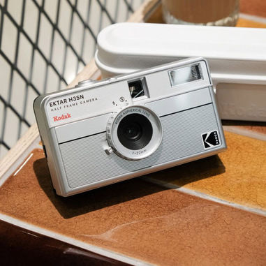 Kodak EKTAR H35N: Macchina Fotografica 35 Mm Riutilizzabile, Senza Messa A Fuoco, Leggera, Con 2 Pellicole Da 24 Esposizioni Incluse