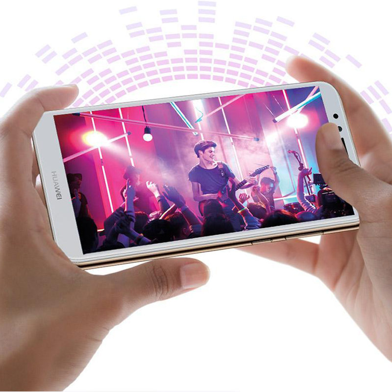 Immagine Huawei Y6 2018 - esempio di uso a due mani Immagine Huawei Y6 2018 - esempio di uso a due mani